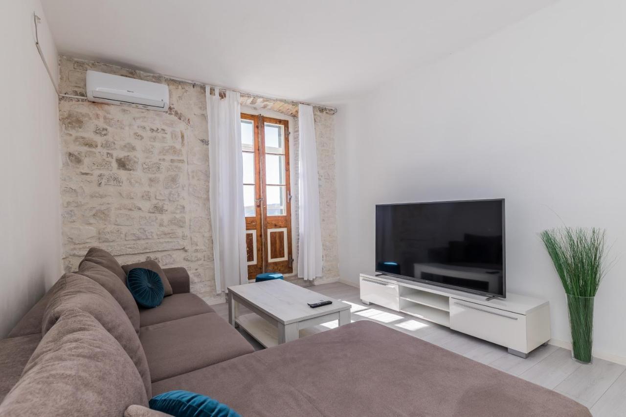 Seafront Apartments Karlo Kastela Exterior photo