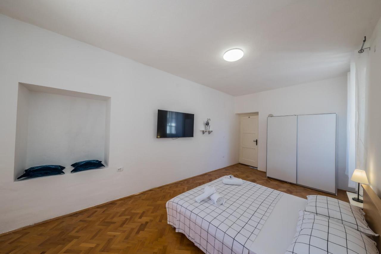 Seafront Apartments Karlo Kastela Exterior photo